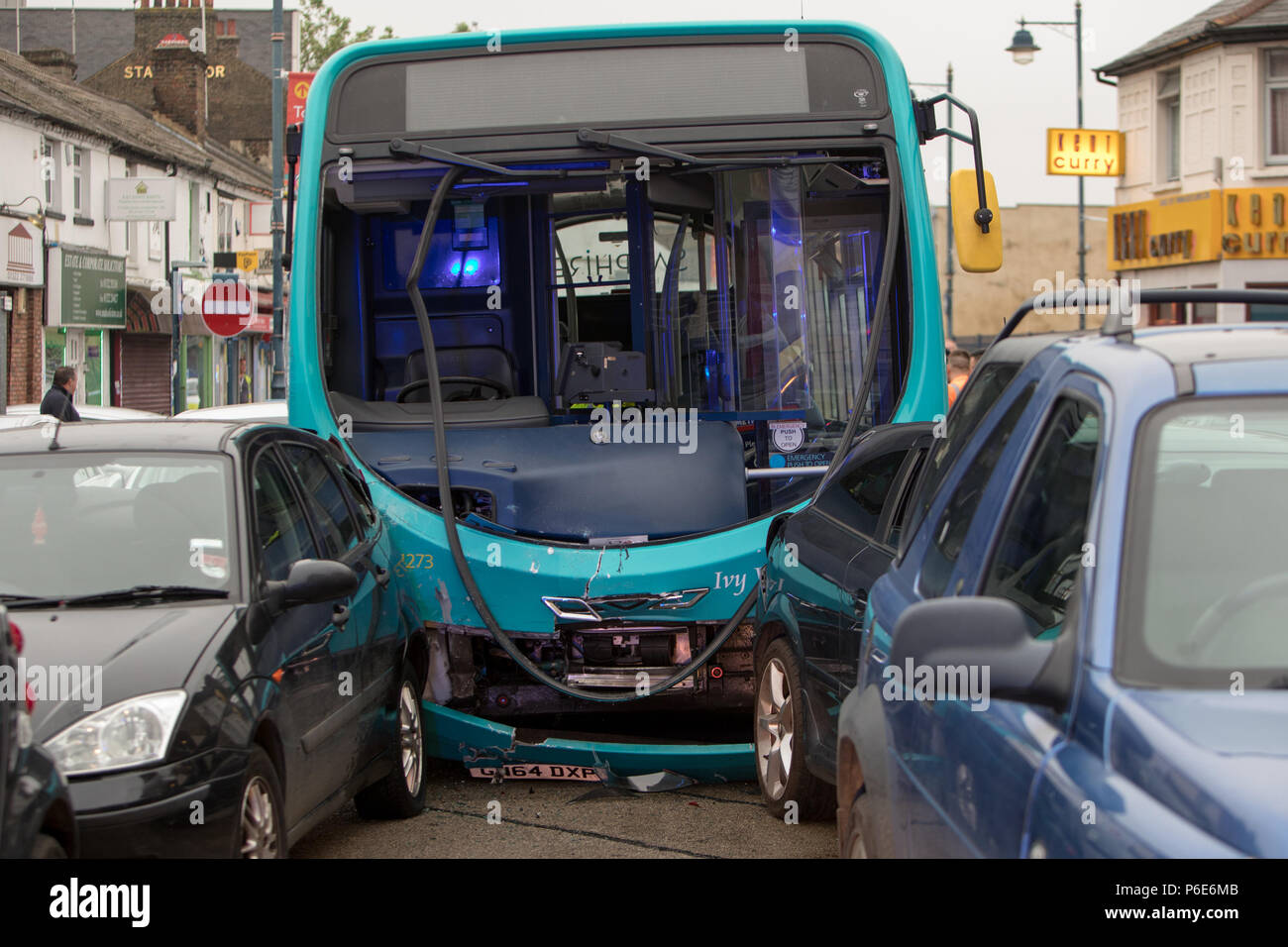 Un autista di autobus secondo come riferito ha preso in custodia dopo la caduta in circa 20 vetture su strada di Hythe, Dartford questa sera. L'incidente è accaduto dopo un autobus trasformato in una strada non viene normalmente utilizzata come una linea di autobus, i bus 480 è apparso quindi a collidere in più veicoli. Servizi di emergenza trattata a piedi feriti in un vicino alla metropolitana ristorante dotato: atmosfera dove: Dartford, Regno Unito quando: 29 maggio 2018 Credit: WENN.com Foto Stock