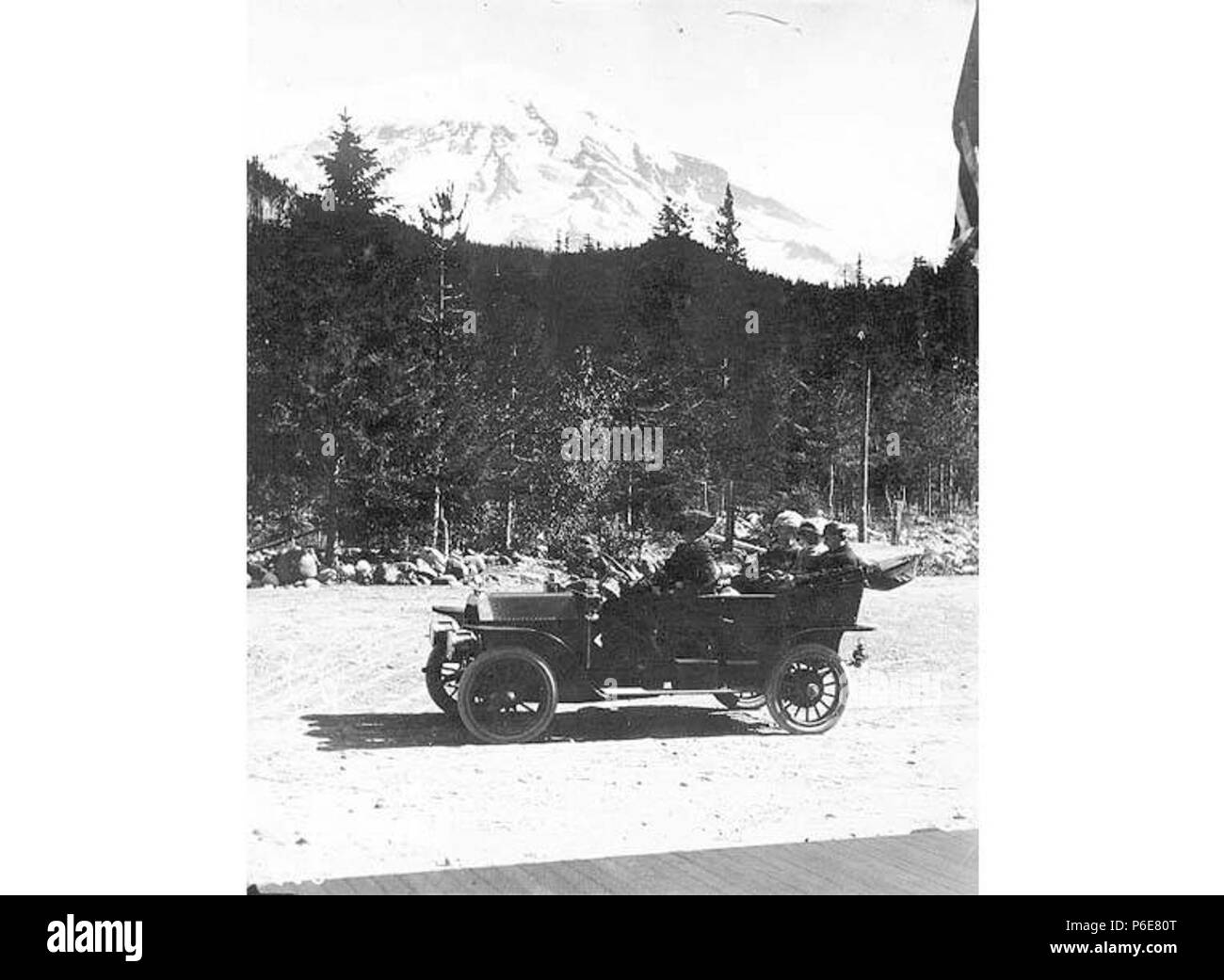 . Inglese: Sarvant automobile viaggio a Mount Rainier, 7 luglio 1910 . Inglese: ora si trova a Mount Rainier National Park che è stato istituito nel 1899. PH Coll 35.348 soggetti (LCTGM): turisti--Washington (stato); automobili--Washington (stato); parchi nazionali e riserve--Washington (stato); montagne--Washington (stato) soggetti (LCSH): Mount Rainier National Park (Washington); Rainier, Mount (Washington) . 1910 73 Sarvant automobile viaggio a Mount Rainier, 7 luglio, 1910 (SARVANT 92) Foto Stock