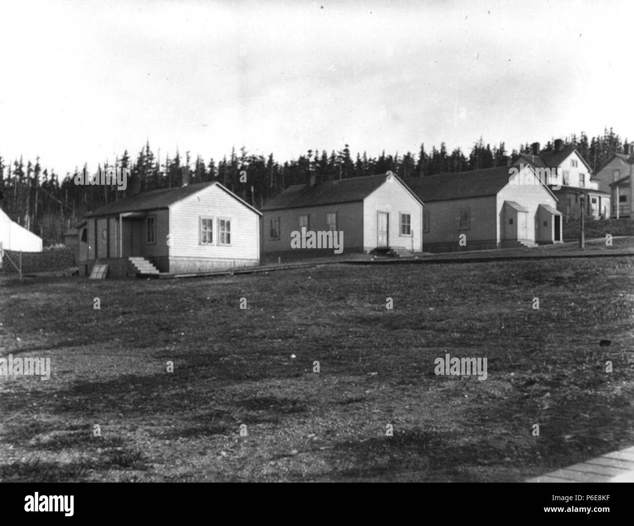 . Inglese: Alloggi temporanei a Fort Seward, Alaska, 1909 . Inglese: Testo da Kiehl log: quarti temporanea a Fort Seward . Album 1,076 soggetti (LCTGM): Caserma--Alaska--Haines; Stati Uniti. Esercito--strutture -- Alaska--Haines soggetti (LCSH): Port Chilkoot (Haines, Alaska); Stati Uniti. Esercito--Caserme e quarti concetti: la guerra e il militare . 1909 76 alloggi temporanei a Fort Seward, Alaska, 1909 (KIEHL 140) Foto Stock