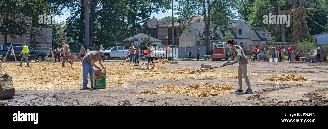 Detroit, Michigan - Volontari aiutano a costruire una nuova comunità del parco nel quartiere di Morningside. Molti dei volontari sono studente di college summer inte Foto Stock