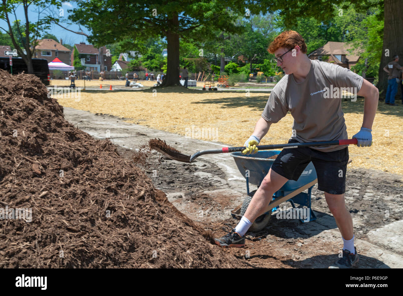 Detroit, Michigan - Volontari aiutano a costruire una nuova comunità del parco nel quartiere di Morningside. Molti dei volontari sono studente di college summer inte Foto Stock