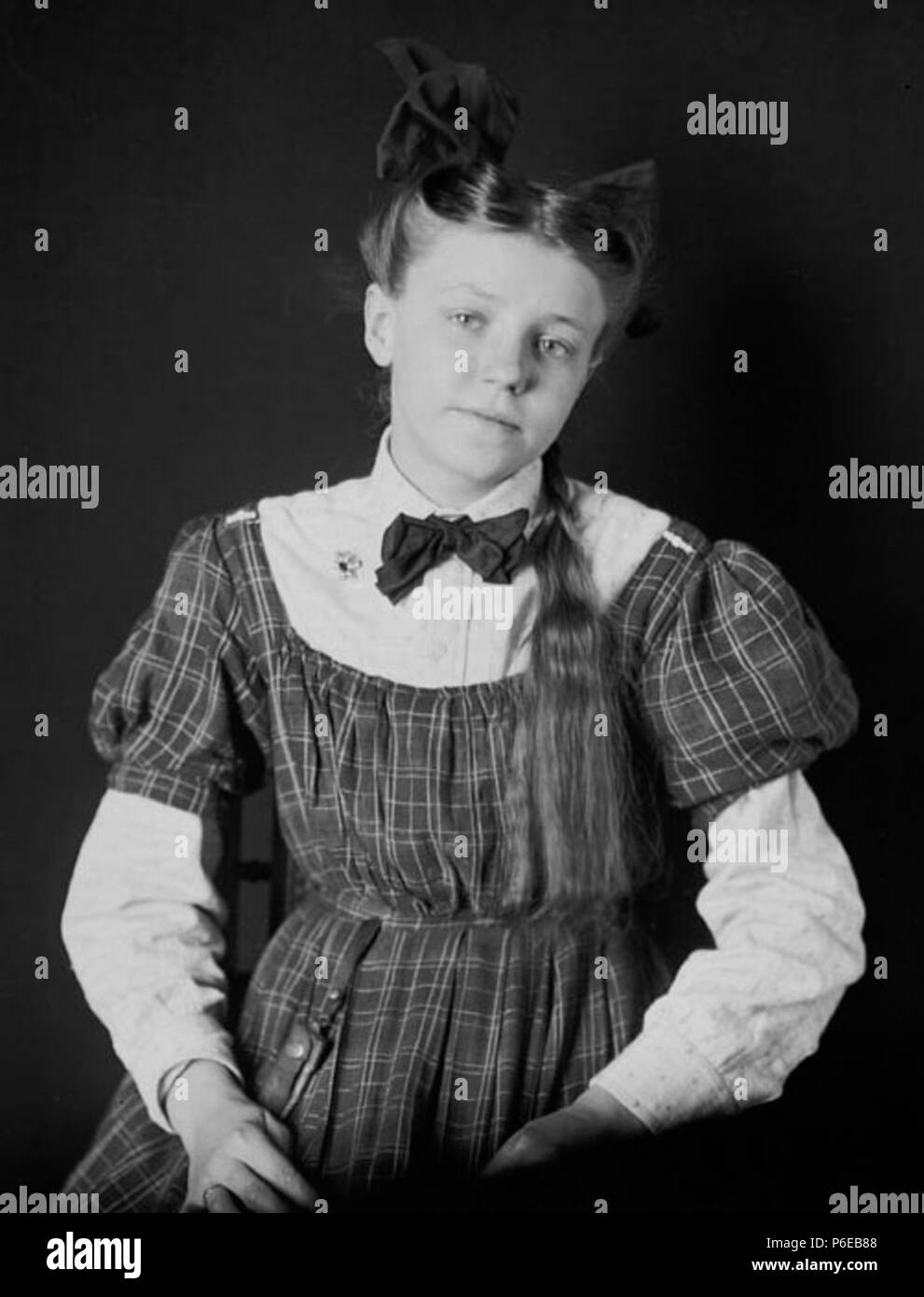 Inglese: Ritratto (anteriore) di Lillian lordo, nipote di Susan Sanders (sangue miscelato) 1906. Lillian lorda" cultura è Cherokee. 1906 70 verticale (anteriore) di Lillian lordo, nipote di Susan Sanders (sangue miscelato) 1906 Foto Stock