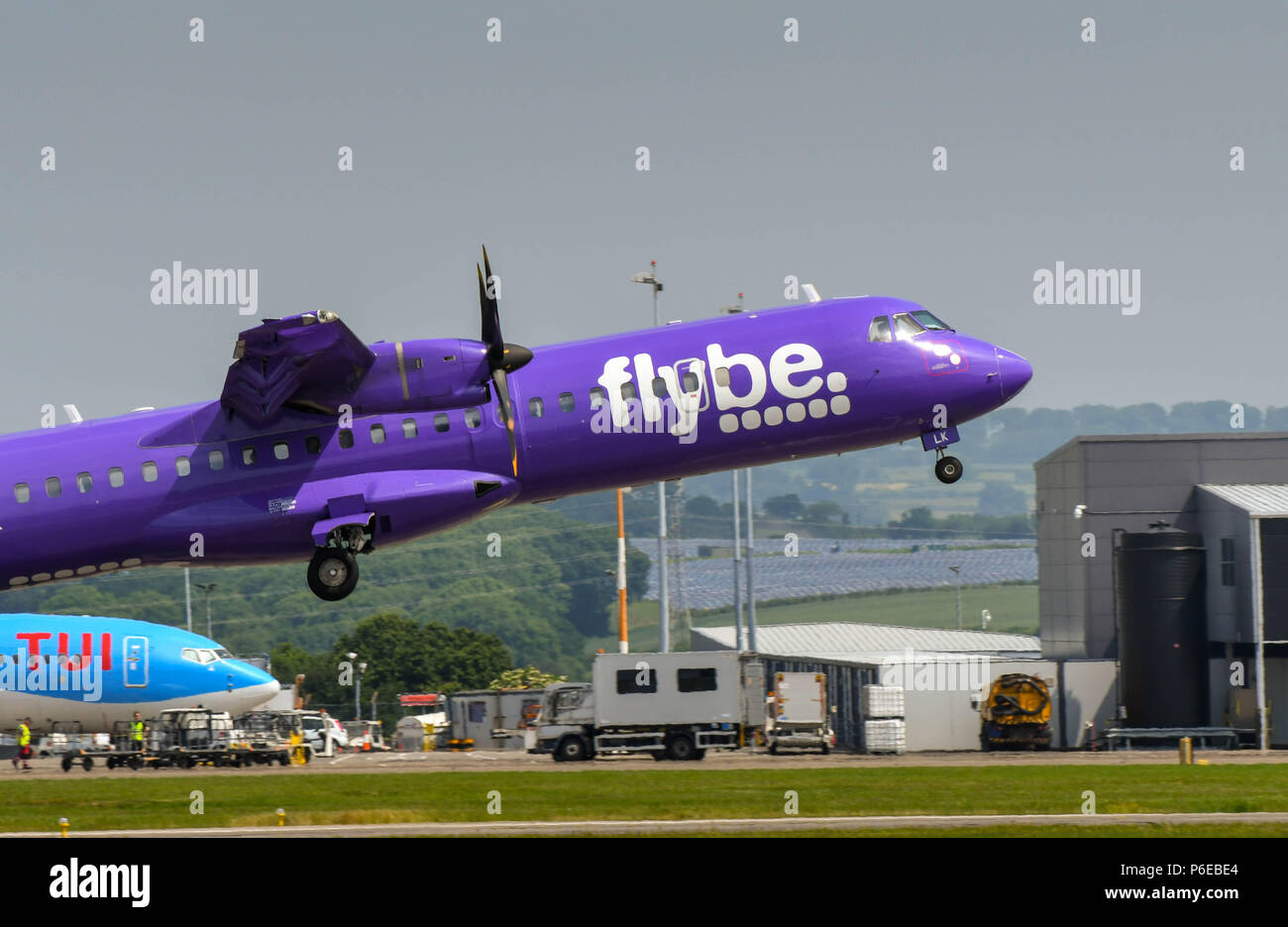 ATR 72 a turboelica breve raggio aereo di linea azionato da Flybe prendendo il largo a Cardiff Galles Airport Foto Stock