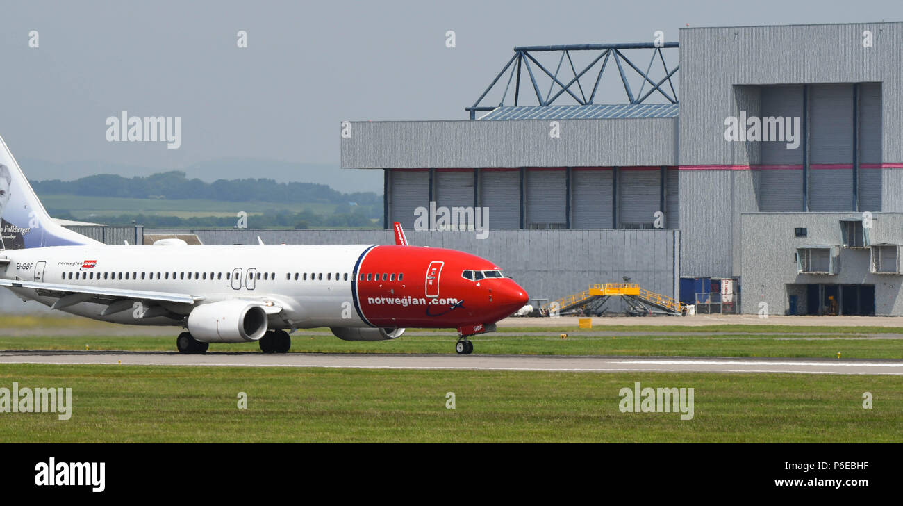 Boeing 737 a getto di passeggeri delle compagnie aeree norvegesi di decollare da da Cardiff Galles Aeroporto. Foto Stock