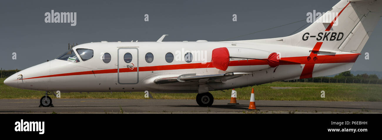 Nextant 400 Xti jet executive parcheggiata in quello privato air terminal a Cardiff Galles Aeroporto. Esso è azionato da Dragonfly Executive Air Charter. Foto Stock