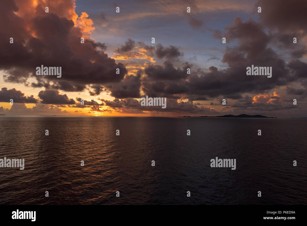 Ampia angolazione del sole sprofonda sotto l'orizzonte dell'Oceano Pacifico. Foto Stock