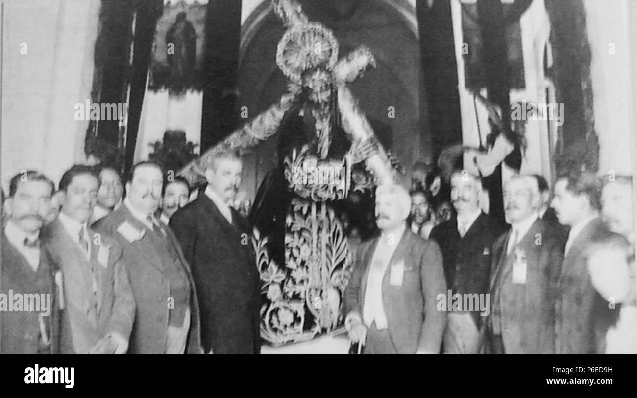 Español: Cargadores con la imagen de Jesús Nazareno de la Merced en la ciudad de Guatemala. 1910 56 Jesusnazarenolamerced910 Foto Stock