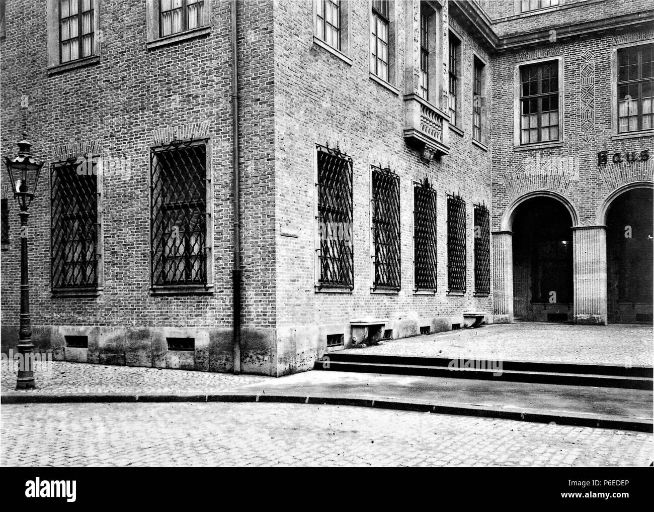 Haus Neuerburg, Koeln 51 Haus Neuerburg - Fenstergitter Carl Wyland - Foto Hugo Schmölz Foto Stock