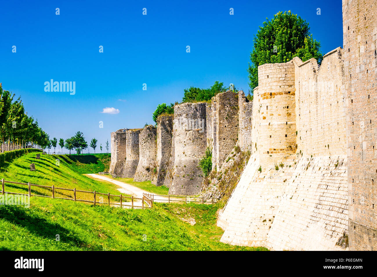 Il medievale cinta fortificata fu costruita nel XIII secolo a Provins, Francia Foto Stock