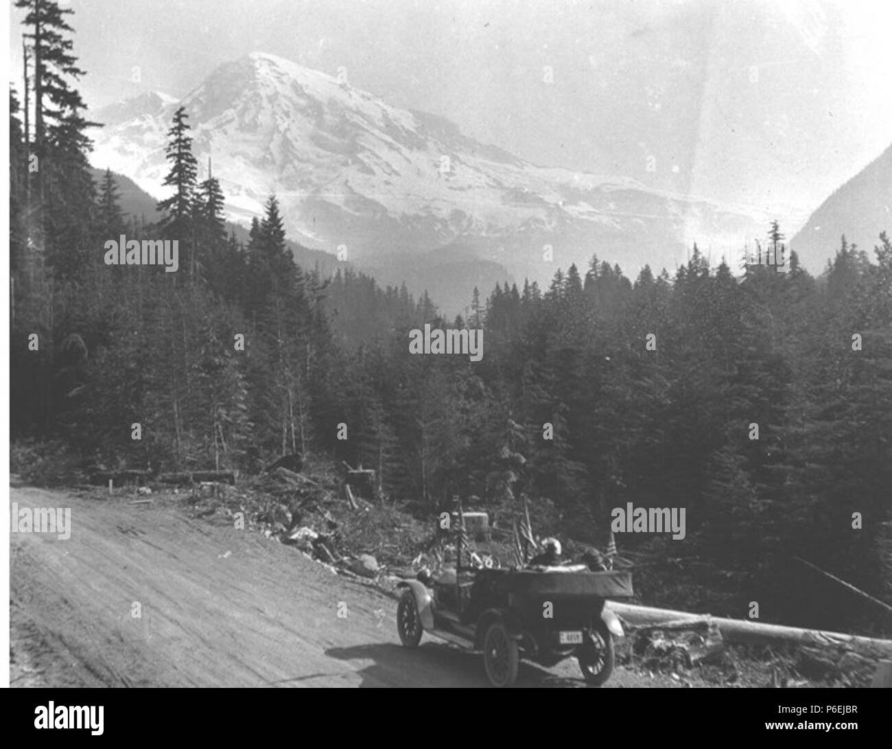 . Inglese: Automobile a 'Sublimity Vista' con il Monte Rainier in background, Washington, 4 luglio 1915 . Inglese: Nel 1915 il sig. Kiehl ha acquistato la sua prima automobile. Questa fotografia è stata presa durante la Kiehl famiglia viaggio in auto da Seattle a Mount Rainier dal 3 luglio a 7th, 1915 . Testo da Kiehl log: sublimità vista. Il Parco Nazionale del Monte Rainier. Luglio 4, 1915. Album 1.180 soggetti (LCSH): Automobili--Washington (stato)--Mount Rainier National Park; Rainier, Mount (Washington); montagne--Washington (stato) concetti: uomo nella natura . 1915 6 Automobile a "sublimità Vista" con supporto sensore pioggia Foto Stock