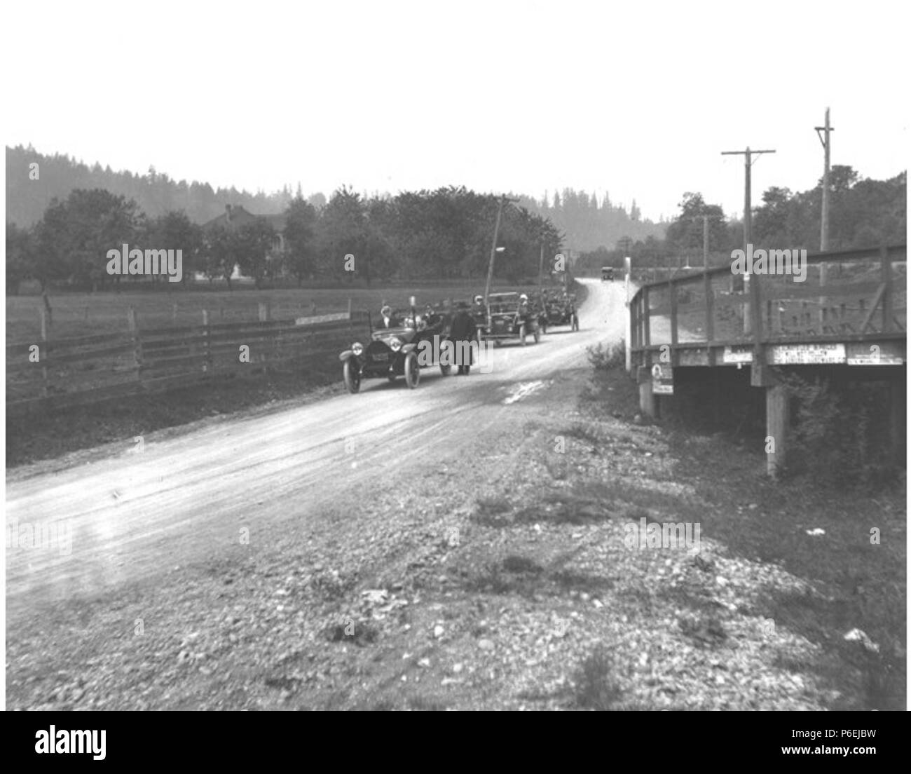 . Inglese: automobili sulla strada Est di Auburn, Washington, 16 maggio 1915 . Inglese: Testo da Kiehl log: Autos a forche di road east di Auburn. Maggio 16, 1915. Album 1.169 soggetti (LCTGM): Utility poli--Washington (stato)--Auburn soggetti (LCSH): Automobili--Washington (stato)--Auburn Regione; strade sterrate--Washington (stato)--Auburn Regione; ponti--Washington (stato)--Auburn regione . 1915 6 automobili sulla strada Est di Auburn, Washington, 16 maggio 1915 (KIEHL 135) Foto Stock . Inglese: automobili sulla strada Est di Auburn, Washington, 16 maggio 1915 . Inglese: Testo da Kiehl log: Autos a forche di road east di Auburn. Maggio 16, 1915. Album 1.169 soggetti (LCTGM): Utility poli--Washington (stato)--Auburn soggetti (LCSH): Automobili--Washington (stato)--Auburn Regione; strade sterrate--Washington (stato)--Auburn Regione; ponti--Washington (stato)--Auburn regione . 1915 6 automobili sulla strada Est di Auburn, Washington, 16 maggio 1915 (KIEHL 135) Foto Stock