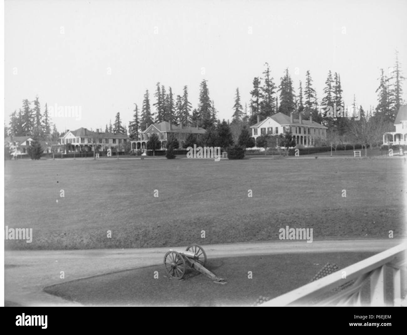 . Inglese: caserma, Fort Vancouver, Washington, novembre 1900 . Inglese: Testo da Kiehl log: caserma di Vancouver. Metà destra. Novembre 1900. Album 3.030 soggetti (LCTGM): Caserma--Washington (stato)--Vancouver soggetti (LCSH): Vancouver Caserma (Washington); Stati Uniti. Esercito--Caserme e quarti; basi militari--Washington (stato)--Vancouver concetti: la guerra e il militare . 1900 7 caserme, Fort Vancouver, Washington, novembre 1900 (KIEHL 19) Foto Stock