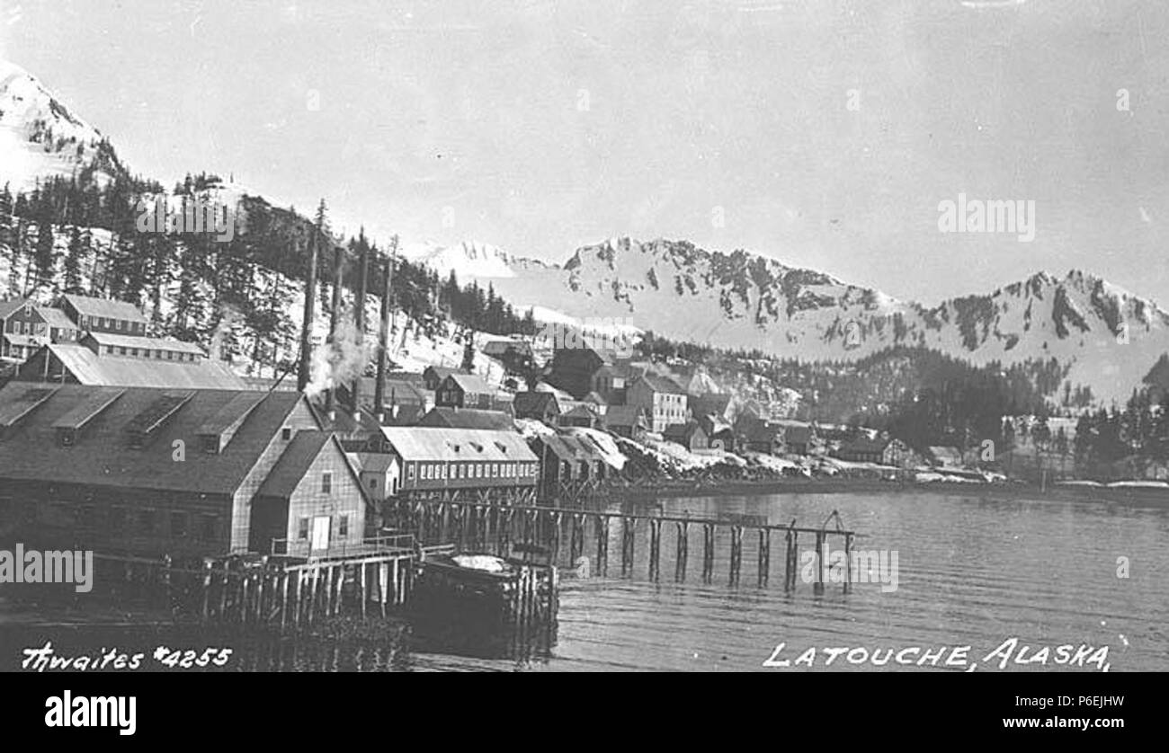 . Inglese: Beatson rame Co. miniera e dock, LaTouche Isola, Prince William Sound, ca. 1912 . Inglese: didascalia sull'immagine: Latouche, Alaska PH Coll 247.596 comunità di Latouche non esiste più, ma era situato sull Isola di Latouche, una piccola isola (12 km di lunghezza e 3 di larghezza) presso l'ingresso occidentale di Prince William Sound. Una serie di prospettive di rame sono stati un palo sulla isola di Latouche nei tardi 1890s e il Beatson miniera di rame, nel nord-ovest dell'isola, ha iniziato la spedizione ore nel 1904. Nel 1915, con la guerra ha bisogno di incrementare notevolmente la domanda (e prezzi), la miniera è stata assunta da Ken Foto Stock