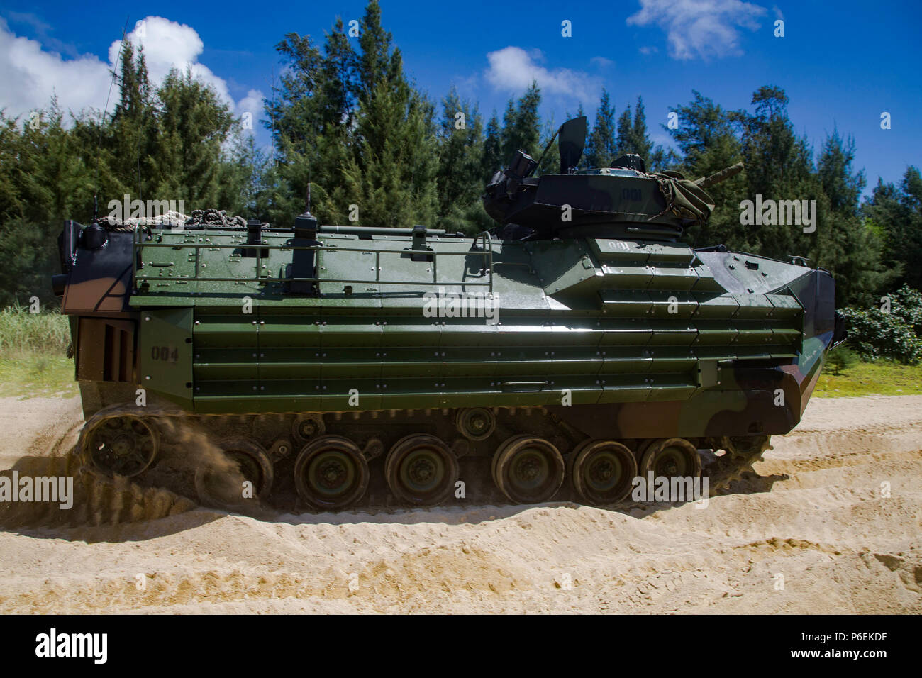 Marines con Bravo Company, terzo assalto anfibio, battaglione di manovra a terra nel loro assalto Ampbhibious veicolo (AAV) su Camp Schwab beach, a Okinawa, Giappone, 29 giugno 2018. Questo corso di formazione mantiene la disponibilità delle unità durante il dispiegamento nell'Indo-Pacifico. La società è distribuita per la terza divisione Marine come parte della distribuzione di unità di programma. (U.S. Marine Corps photo by Lance Cpl. Nathan Maysonet) Foto Stock