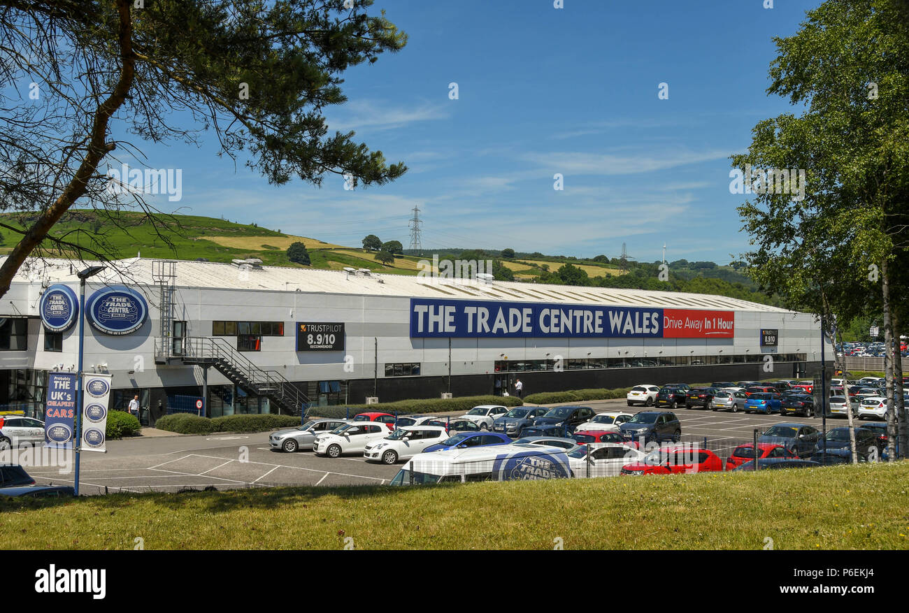 Segno di grandi dimensioni al di fuori del grande edificio showroom delle vendite di auto business del centro del commercio del Galles Foto Stock