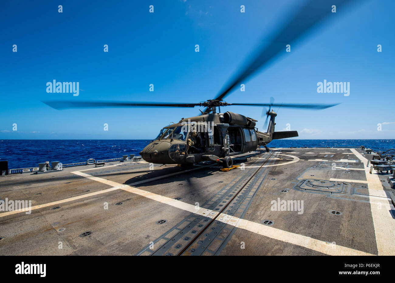 180627-N-LI768-1067 OCEANO PACIFICO (27 giugno 2018) - STATI UNITI Esercito HH-60M Black Hawk conduce un mazzo di qualifiche di atterraggio a bordo del missile destroyer USS Dewey (DDG 105). Dewey è in corso negli Stati Uniti La terza area della flotta di operazioni. (U.S. Foto di Marina di Massa lo specialista di comunicazione 2a classe Devin M. Langer/rilasciato) Foto Stock