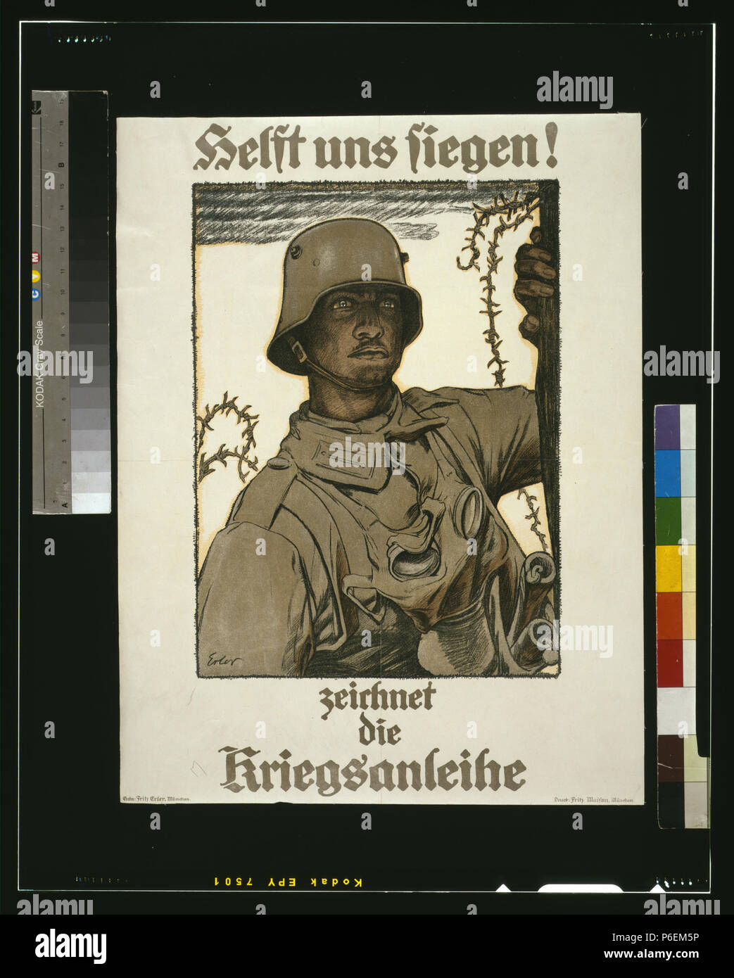 Inglese: Titolo: Helft uns siegen! Zeichnet die Kriegsanleihe Abstract: Poster mostra soldato tedesco, con maschera a gas appesa al suo collo, guardando in lontananza. Testo recita: Aiutaci trionfo! Iscriviti al prestito di guerra. Descrizione fisica: 1 stampa (poster) : Litografia, colore ; 58 x 44 cm. Note: fa parte di: Rehse-Archiv für Zeitgeschichte und Publizistik.; Erler.; titolo dalla voce. 1917 53 Helft uns siegen! Zeichnet die Kriegsanleihe LCCN2004665855 Foto Stock
