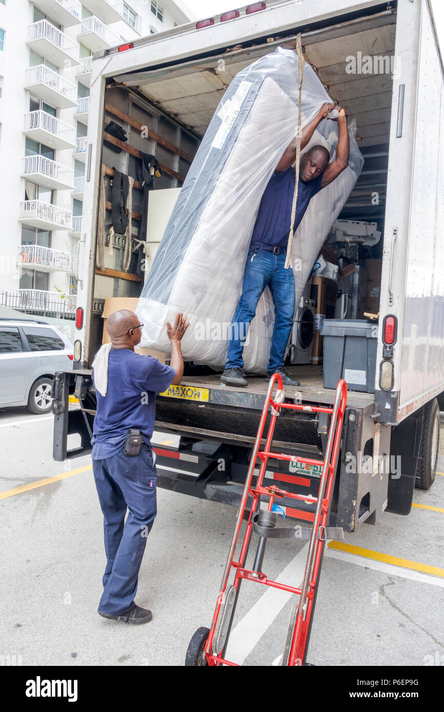 Miami Beach Florida, camion consegna materasso, uomo nero uomo maschio,  consegna, scarico, carrello, manodopera manuale, FL171015072 Foto stock -  Alamy
