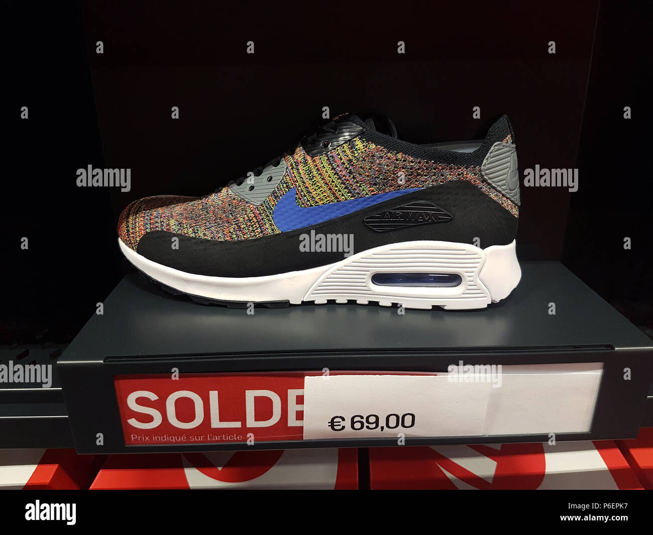 Villefontaine, Francia - 29 Luglio 2018: multicolore Nike Air Max scarpa  sul display in Nike Outlet Store presso il Villaggio Outlet Shopping, Prezzo  di vendita Accedi Foto stock - Alamy