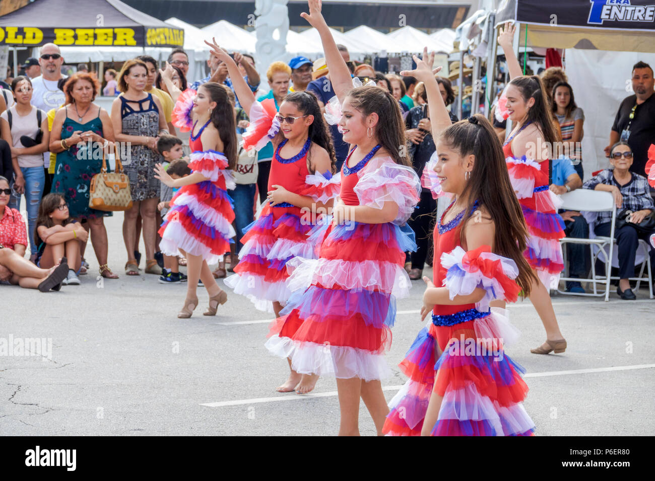 Florida,Coral Gables,Festival culturale ispanico,gruppo di danza latino-americana,ballerini, ballerini, pubblico,ragazze ispaniche,bambina femminile Foto Stock