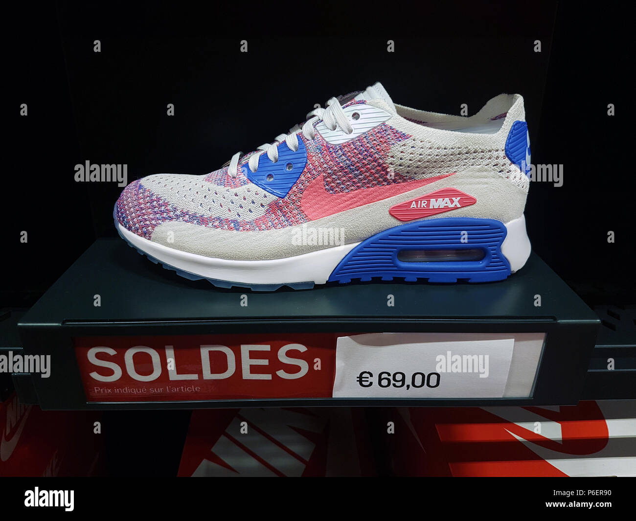 Villefontaine, Francia - 29 Luglio 2018: Nike Air Max scarpa sul display in Nike Outlet Store presso il Villaggio Outlet Shopping, Prezzo di vendita e firmare in francese Lang Foto Stock