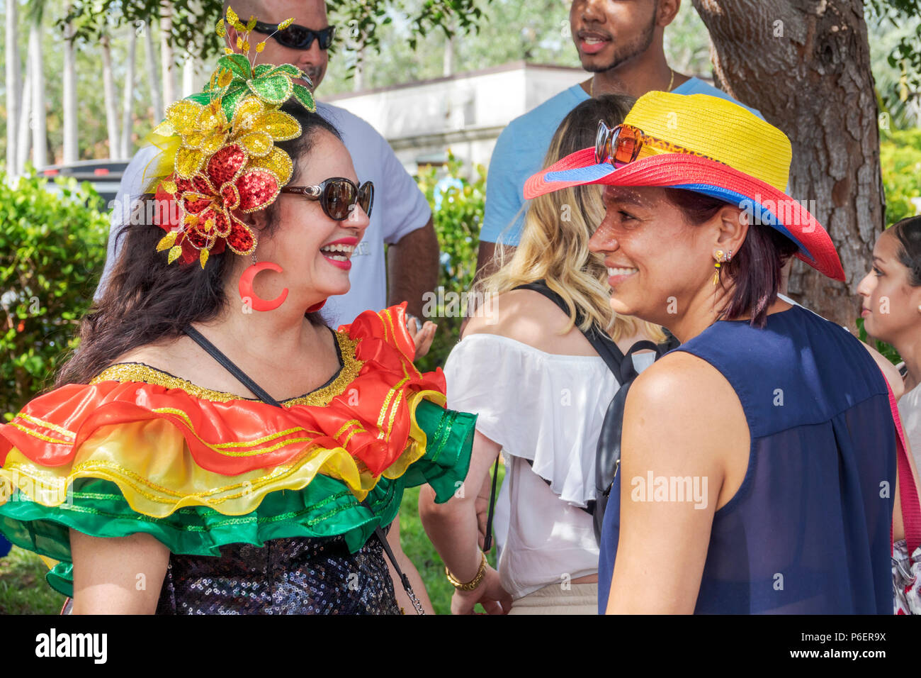 Florida,Coral Gables,Festival culturale ispanico,evento latino-americano,ballerino, costume tipico colombiano,Baile del Garabato,Barranquilla Carniv Foto Stock