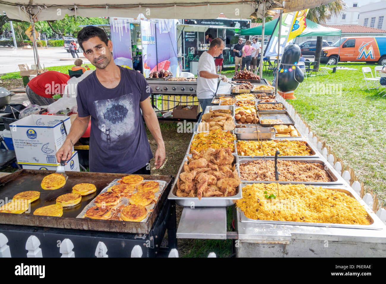 Florida,Coral Gables,Festival culturale ispanico,evento latino-americano,vendita prodotti vendita stand tenda,vendita prodotti mostra,ispanico Latino etnia Foto Stock