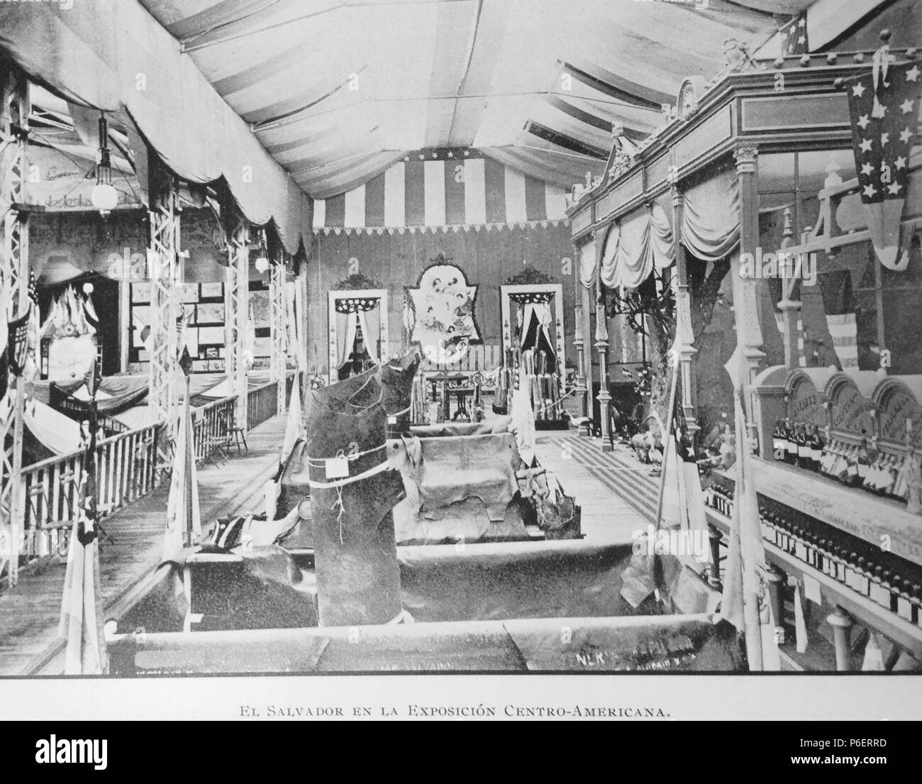Español: Pabellón de El Salvador en la Exposición Centroamericana de 1897 en Guatemala. Gobierno del generale José María Reina Barrios. 1897 42 ExpoCebtroamericana1897 04 Foto Stock