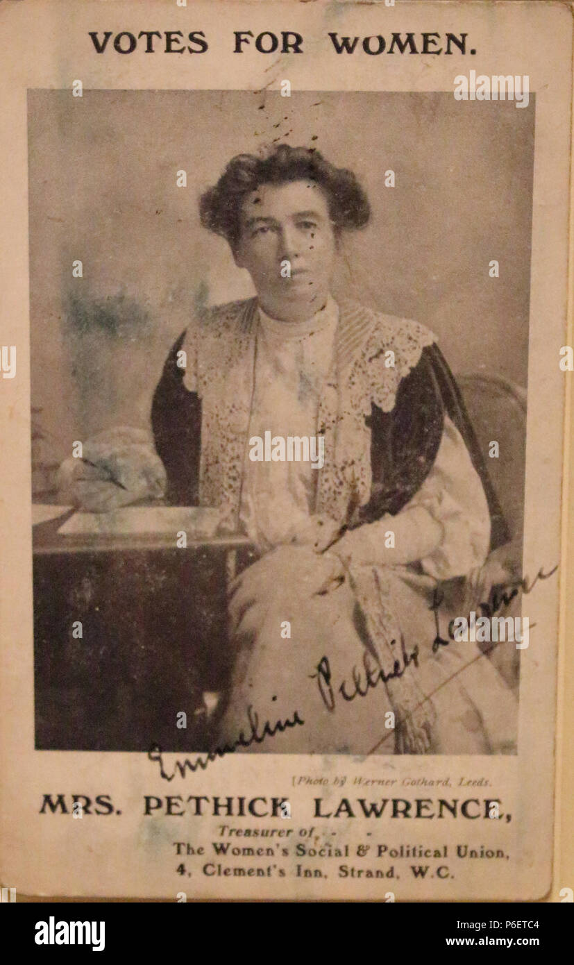 Emmeline Pethick Lawrence cartolina firmato c.1907 67 Pethick Lawrence cartolina firmato c.1907 Foto Stock