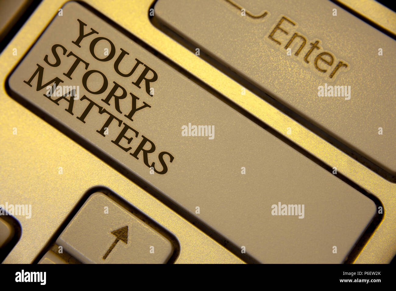 Conceptual la scrittura a mano che mostra la vostra storia questioni. Business photo testo condividi la tua esperienza diario esprimere sentimenti nella tastiera di scrittura tasti grigi yel Foto Stock