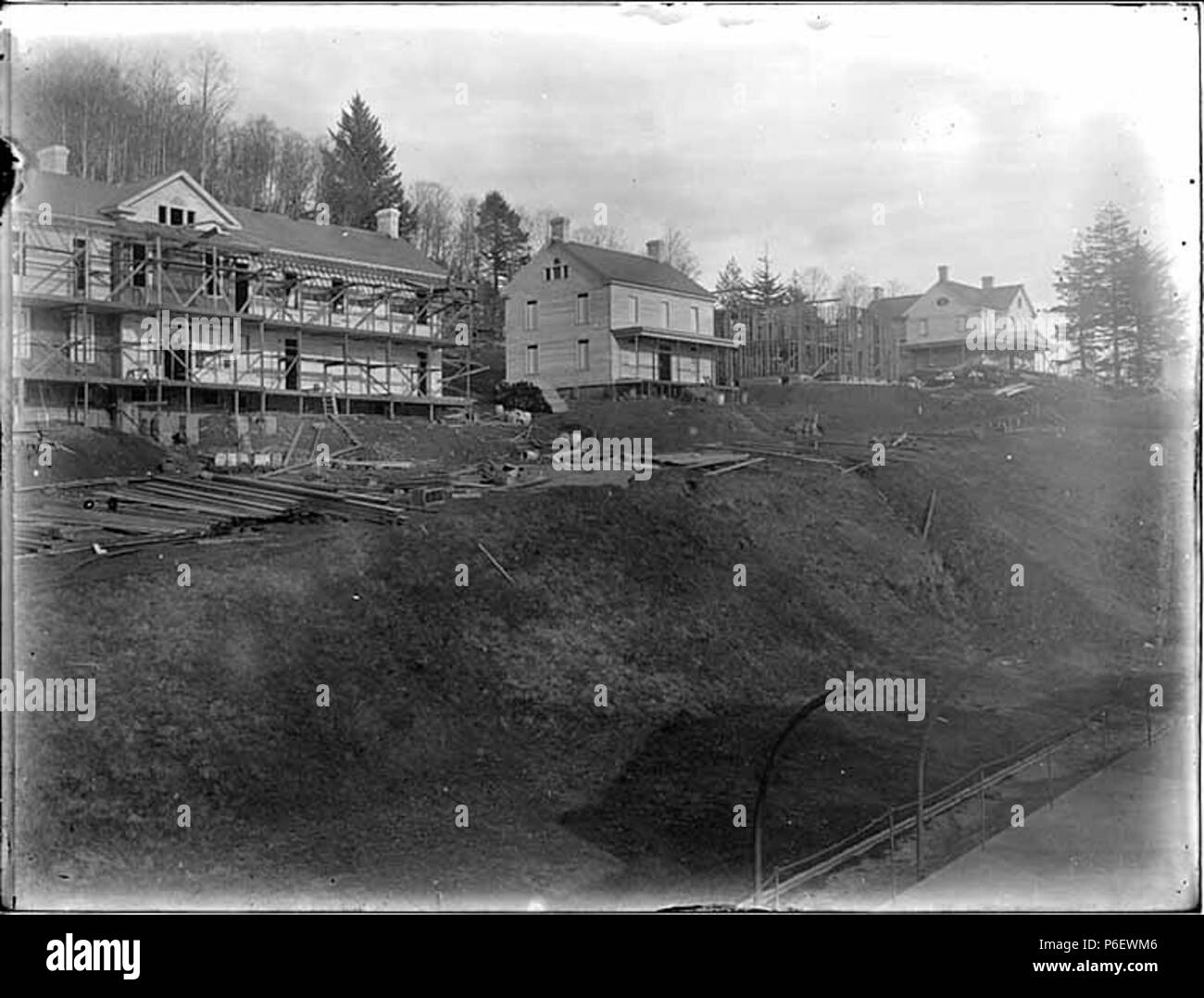 . Inglese: edifici a Fort Columbia, Washington, 2 febbraio 1902 . Inglese: stabilito in novembre 30, 1899 questo forte si trova a Chinook punto sulla riva nord del fiume Columbia a due miglia ad est del Chinook nella contea del Pacifico. Testo da Kiehl log: Fort Columbia edifici, Feb. 1902 Album 3,42 soggetti (LCTGM): Stati Uniti. Esercito--strutture--Washington (stato) soggetti (LCSH): Fort Columbia parco statale (Washington); basi militari--Washington (stato)--Pacific County concetti: la guerra e il militare . 1902 9 edifici a Fort Columbia, Washington, 2 febbraio 1902 (KIEHL 310) Foto Stock