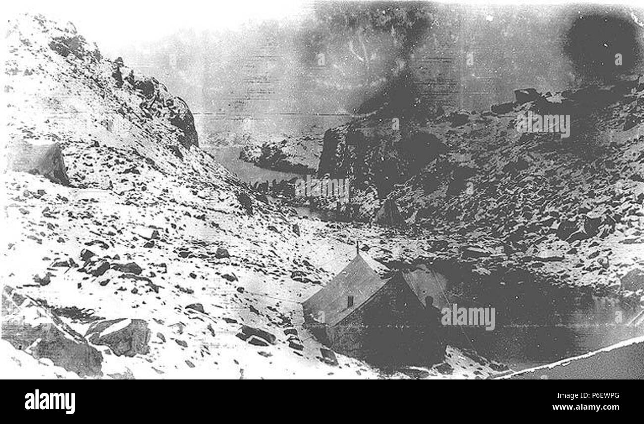 . Inglese: Camp sull'estremità nord del cratere del lago, Chilkoot Trail, Settembre 12, 1897 . Inglese: sul verso dell'immagine: Camp sull'estremità nord del cratere del lago, Settembre 12, 1897 PH Coll 35.455 soggetti (LCTGM): tende--British Columbia; Laghi--British Columbia; percorsi e sentieri--British Columbia soggetti (LCSH): Crater Lake (a.C.); Chilkoot Trail . 1897 9 Camp sull'estremità nord del cratere del lago, Chilkoot Trail, Settembre 12, 1897 (SARVANT 200) Foto Stock