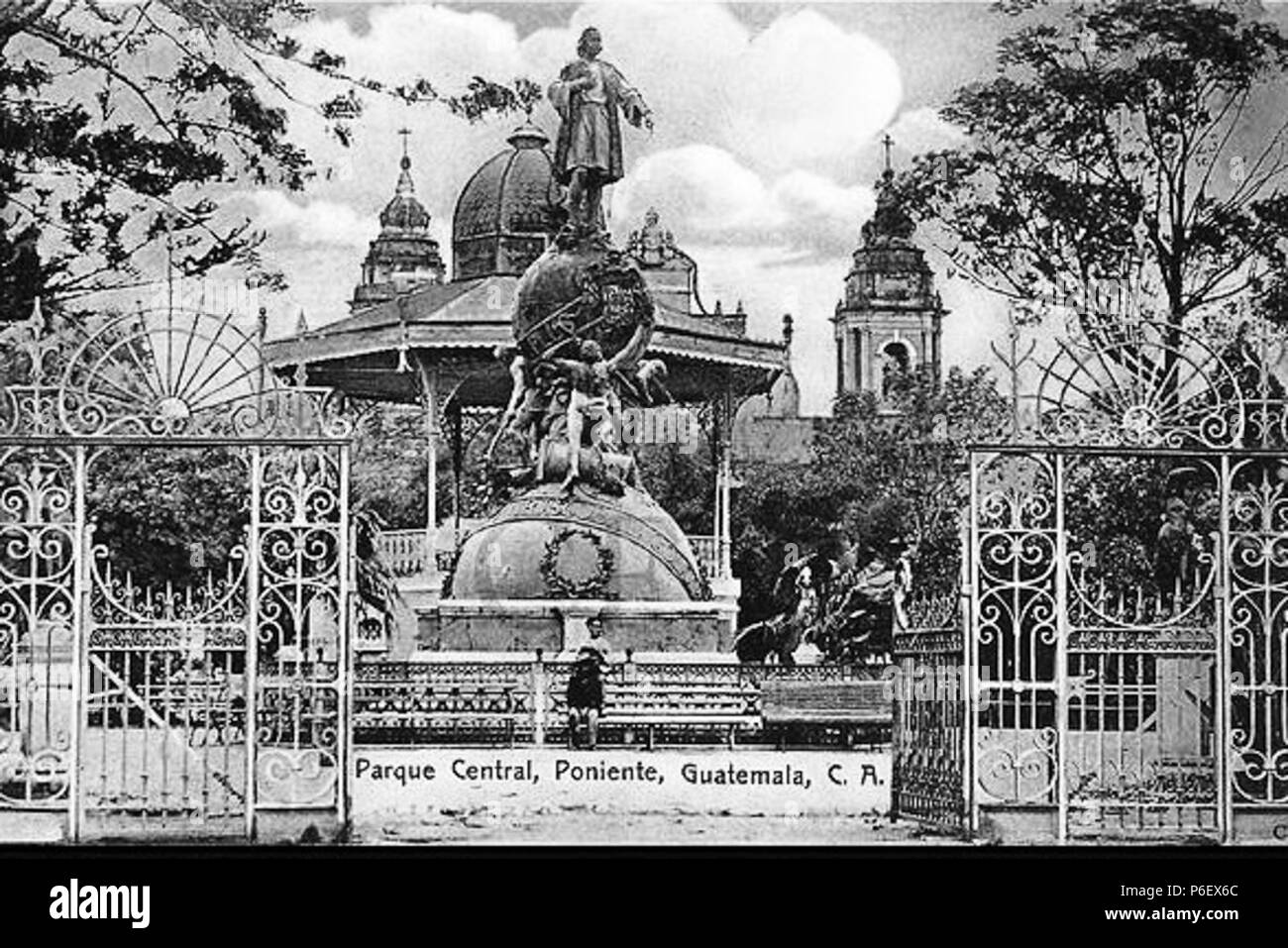 Español: Estatua de Cristóbal Colón en la plaza de Armas de Guatemala. Aproximadamente en 1900. 1900 11 Colonparque1900 Foto Stock
