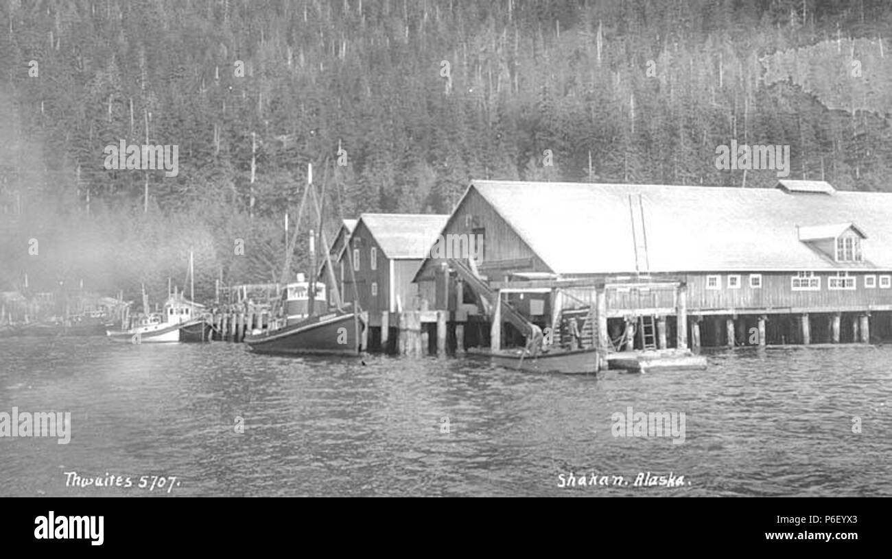 . Inglese: banchine e magazzini, Shakan, ca. 1912 . Inglese: didascalia sull'immagine: Shakan, Alaska PH Coll 247.834 Shakan è un ex villaggio estivo sito del Henya tribù di Tlingit che crebbe attorno a una segheria istituito nel 1879. Esso si trova sul Kosciusko isola. Shakan Bay si trova a 12 miglia a sud del punto Baker. Soggetti (LCTGM): barche da pesca -- Alaska--Shakan; moli e banchine--Alaska--Shakan; magazzini--Alaska--Shakan; Shakan stretto (Alaska) . circa 1912 39 Docks e magazzini, Shakan, ca 1912 THWAITES (382) Foto Stock