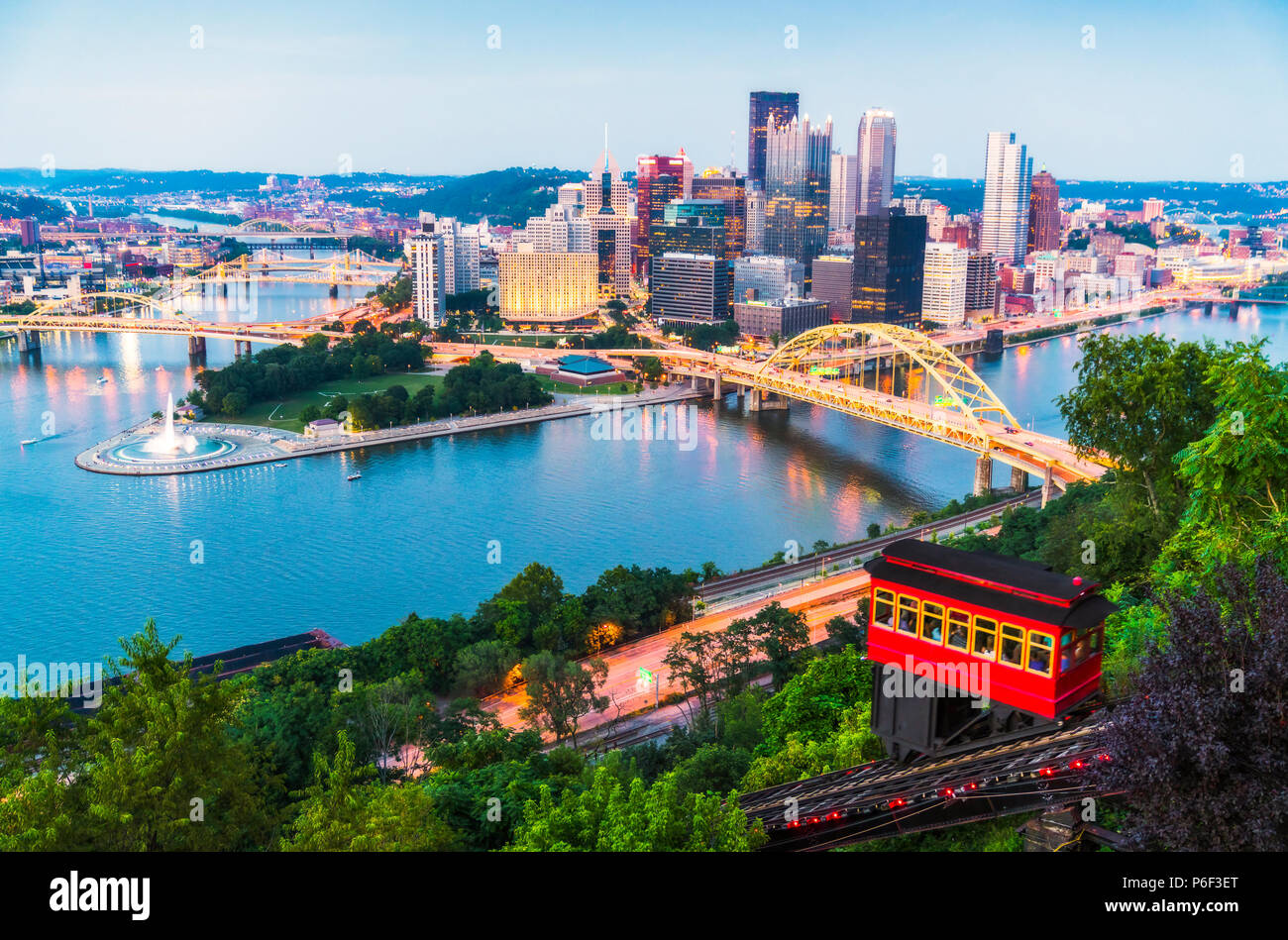 Pittsburgh, Pennsylvania, USA. 2017-08-20, bella pittsburgh al crepuscolo. Foto Stock