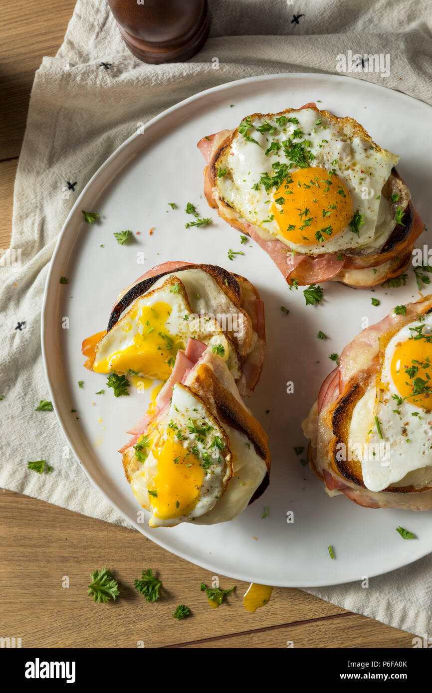 In casa francese Croque Madame Sandwich con prosciutto e formaggio Foto Stock