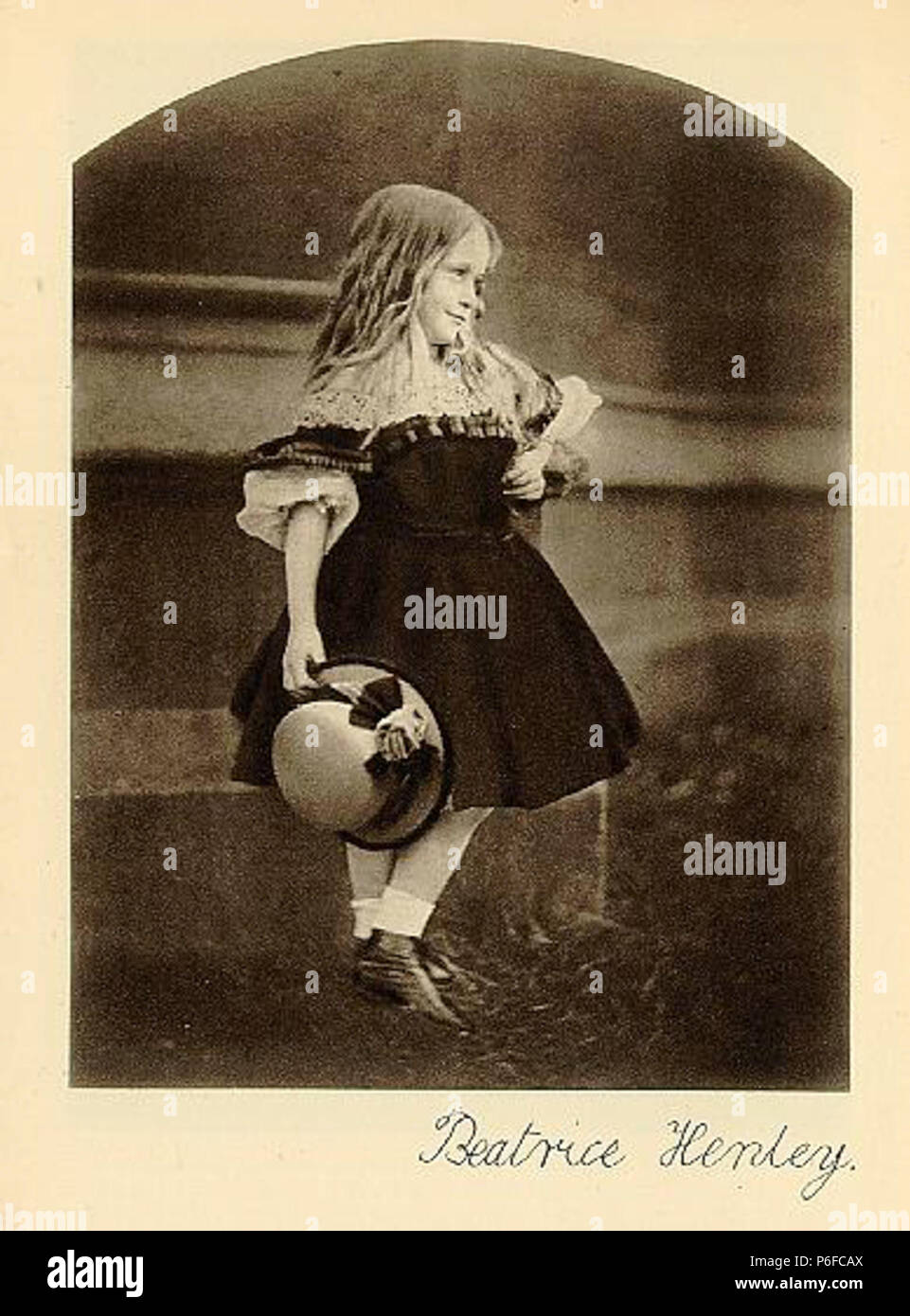Beatrice Henley (figlia del Vicario di Putney): questa è stata pubblicata in entrambi:[1] Lewis Carroll con un testo di Graham Ovenden (Masters of photography series). Londra : McDonald & Queen Anne. 1984, o di Lewis Carroll, fotografo da Helmut Gernsheim. Londra : Max Parrish & Co. 1949. . 20 Luglio 1864 2 Henley, Beatrice (Lewis Carroll, 20.07.1864) Foto Stock