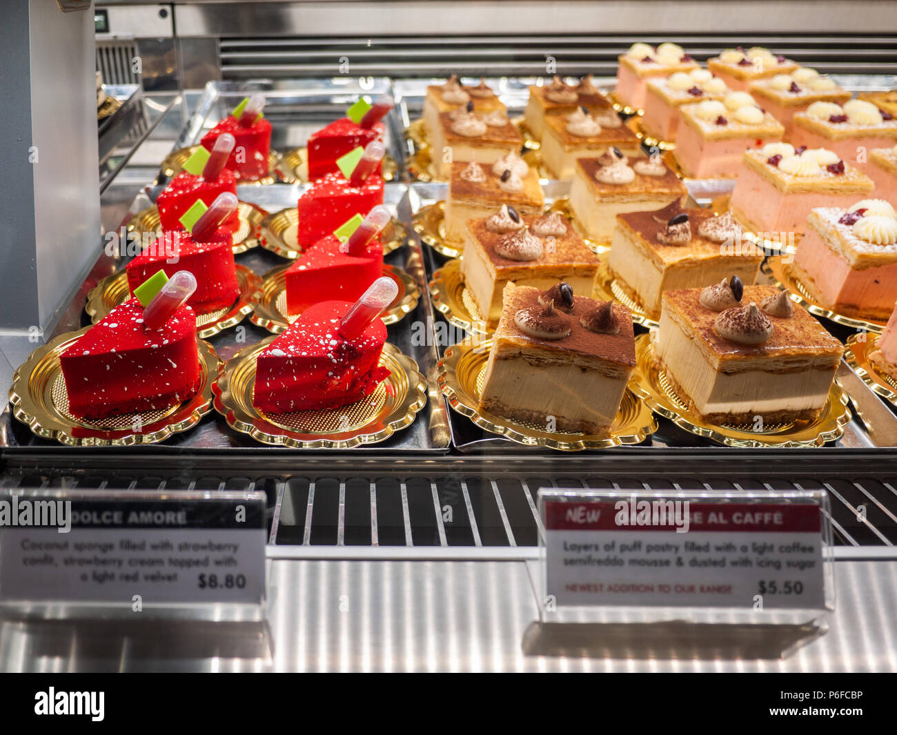 Attraente torte e dolci visualizzato nel contatore di Brunetti Cafe su Flinders Lane. Si tratta di un popolare cafe' italiano a Melbourne noto per i dolci. Foto Stock