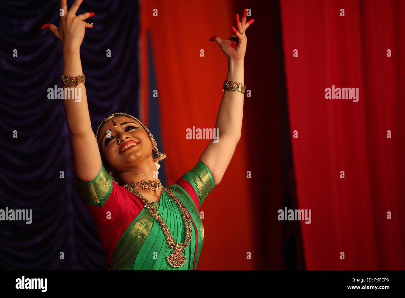 Il BHARATA NATYAM è uno degli otto di danza classica con forme di india,da parte dello stato del Tamil Nadu.Le foto vengono da diverse performance sul palco Foto Stock