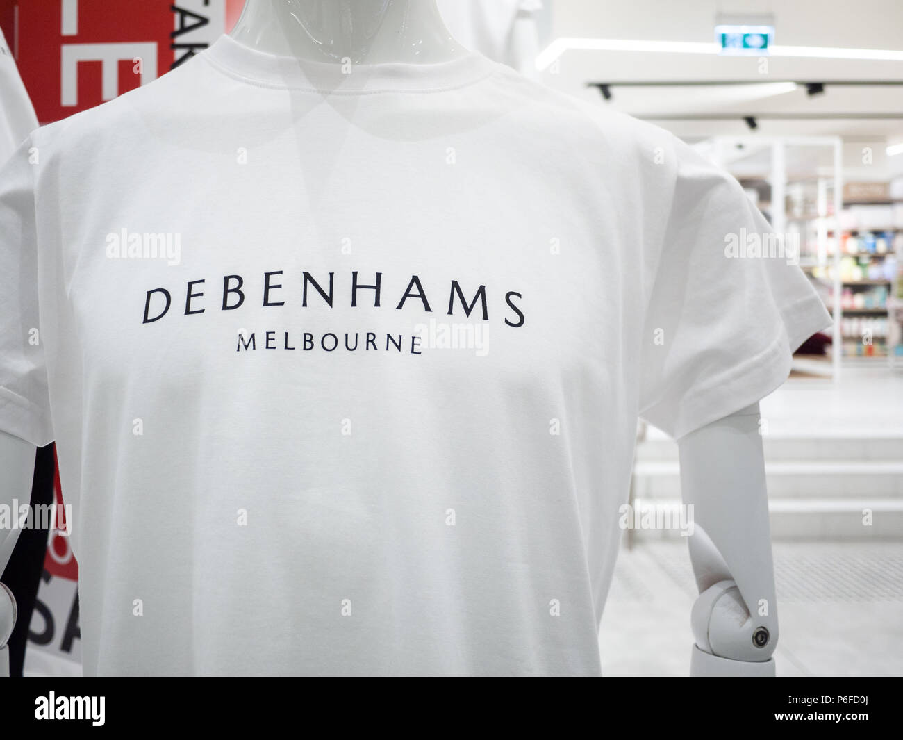 Manichino vestito di T-shirt casual con il logo del negozio Debenhams di Melbourne in St Collins Lane shopping center. Melbourne VIC Australia Foto Stock