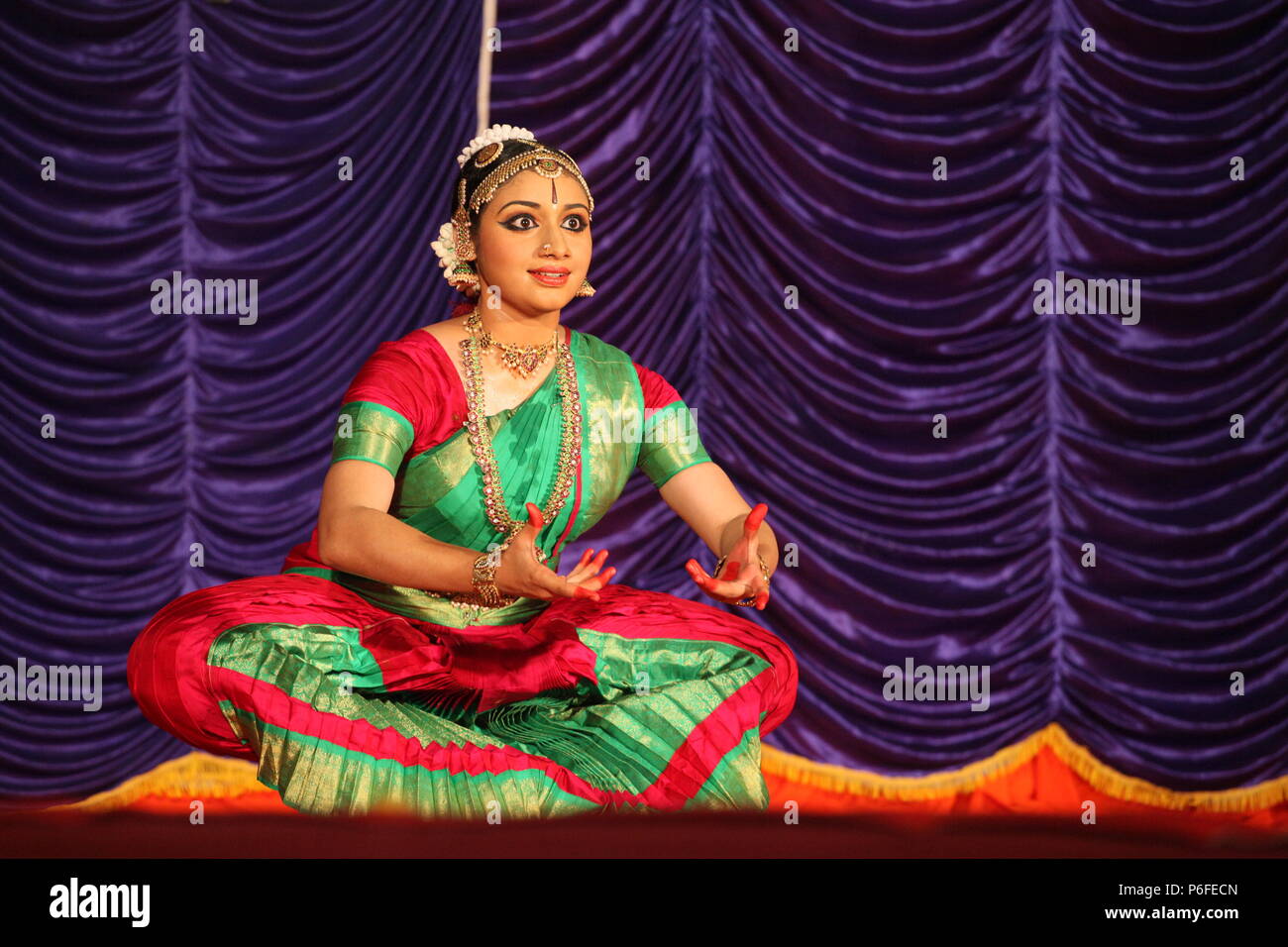 Il BHARATA NATYAM è uno degli otto di danza classica con forme di india,da parte dello stato del Tamil Nadu.Le foto vengono da diverse performance sul palco Foto Stock