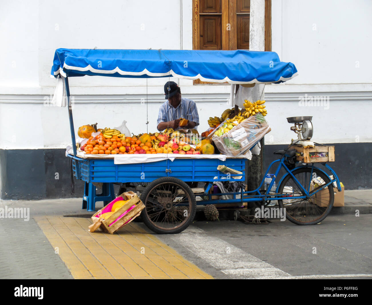 Frutti venditore ambulante a El Callao, Lima, Peru Foto Stock