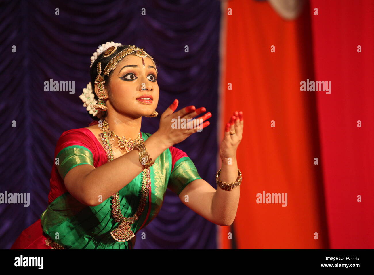 Il BHARATA NATYAM è uno degli otto di danza classica con forme di india,da parte dello stato del Tamil Nadu.Le foto vengono da diverse performance sul palco Foto Stock