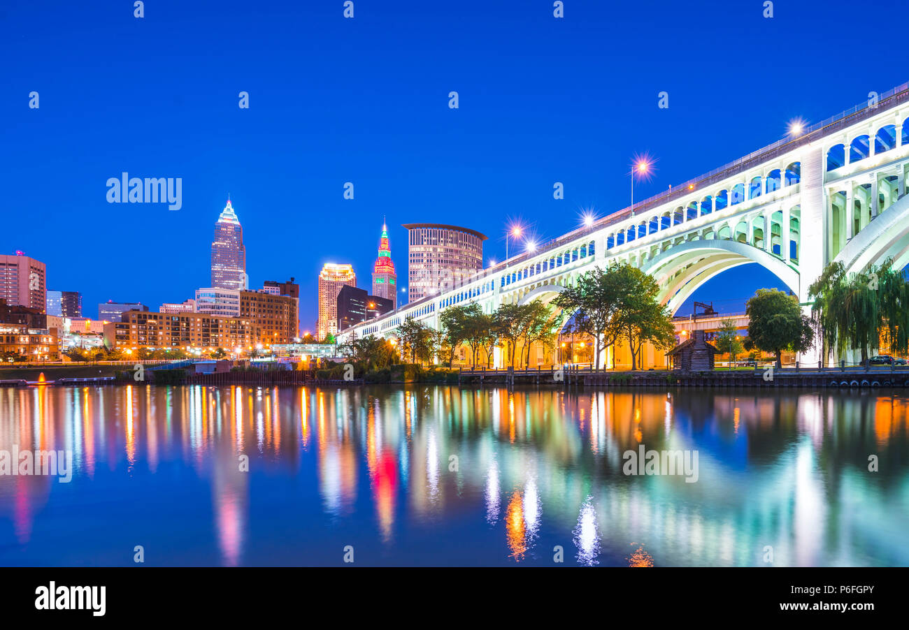 Cleveland skyline con la riflessione di notte,Cleveland, Ohio, USA. Foto Stock