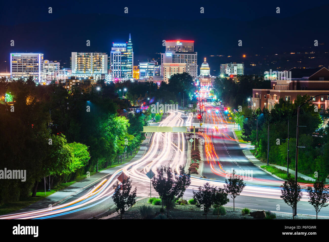 Boise, Idaho, Stati Uniti d'America 2017/06/15 : Boise cityscape di notte con semaforo. Foto Stock