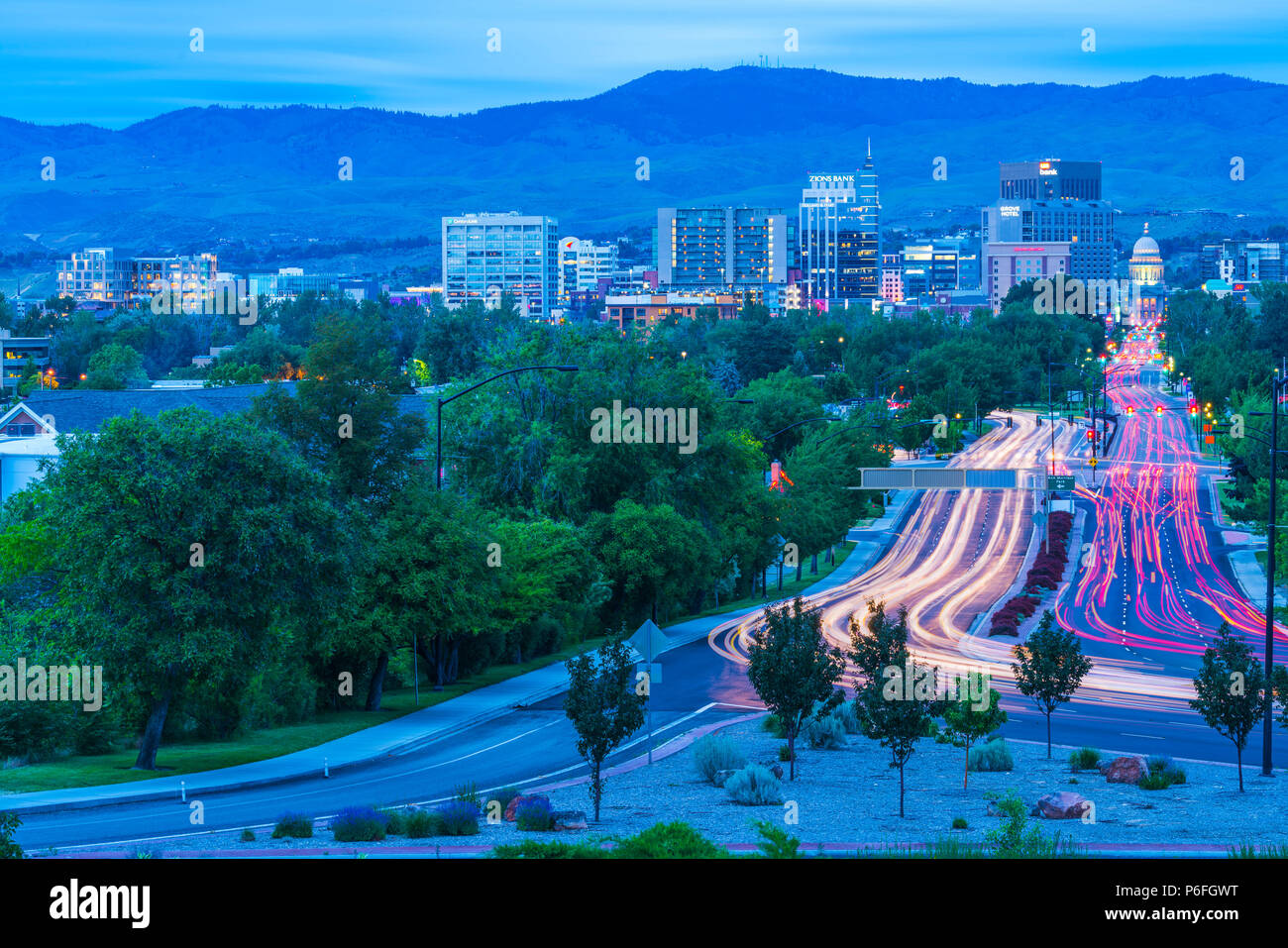 Boise, Idaho, Stati Uniti d'America 2017/06/15 : Boise cityscape di notte con semaforo. Foto Stock