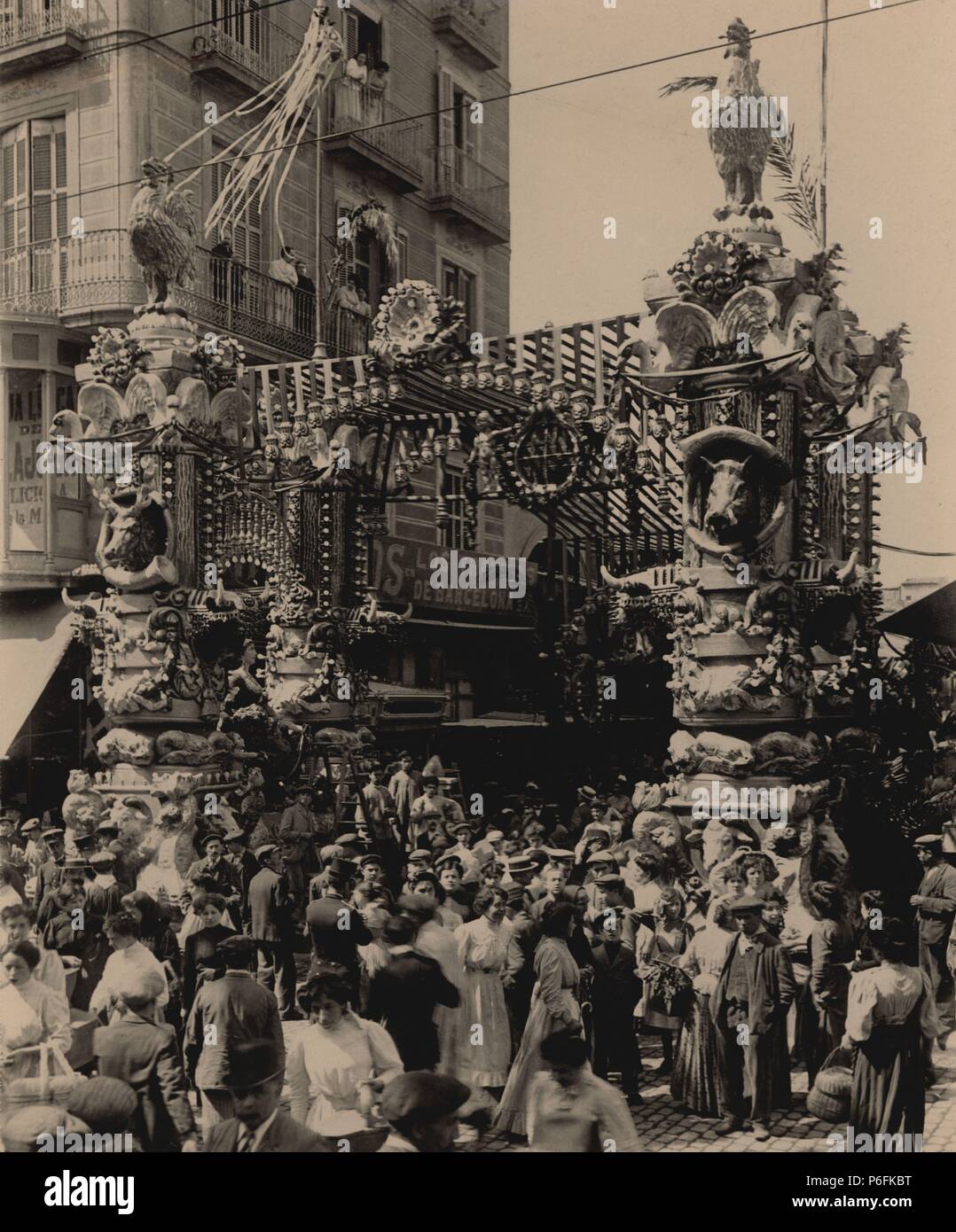 España. Barcellona. Arco engalanado ante el Mercado de San José, en la Boquería, duranti las fiestas de la Merced en 1910. Foto Stock
