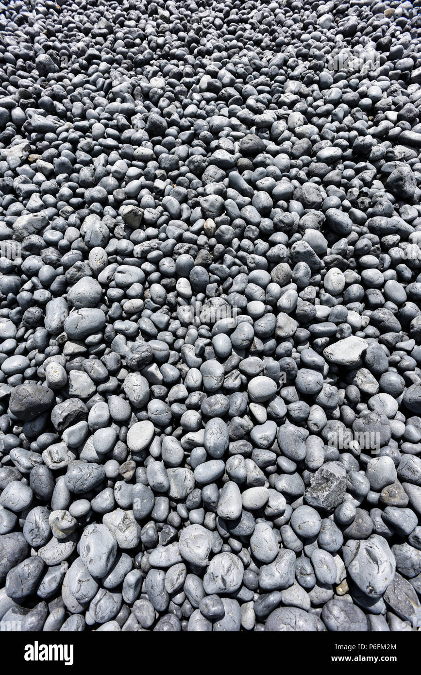 Round scure rocce colorate su una costa rocciosa spiaggia in Oregon. Foto Stock