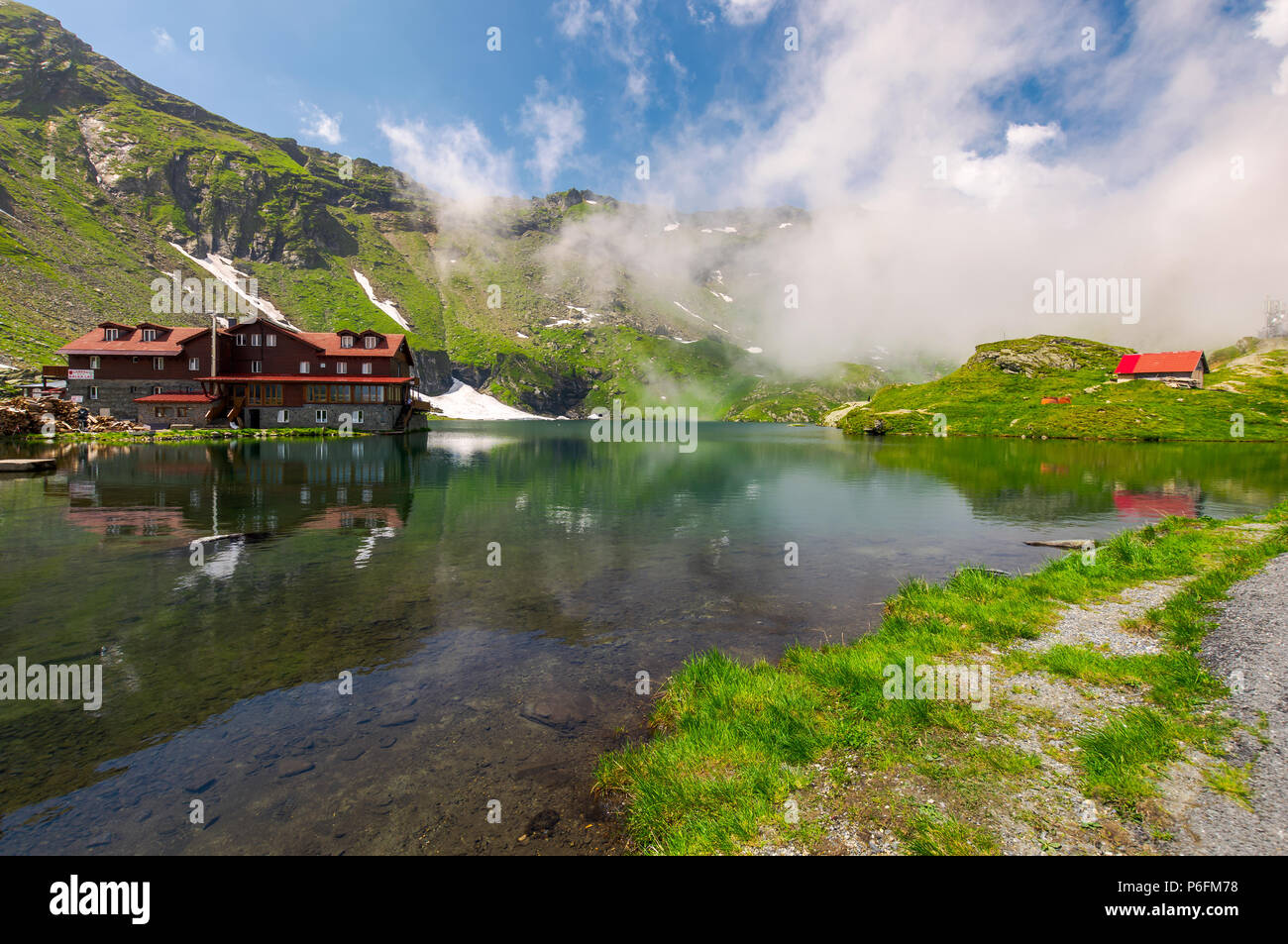 Area del lago Balea in nubi. Splendida estate paesaggio delle montagne Fagarasan, Romania. popolare località turistica Foto Stock