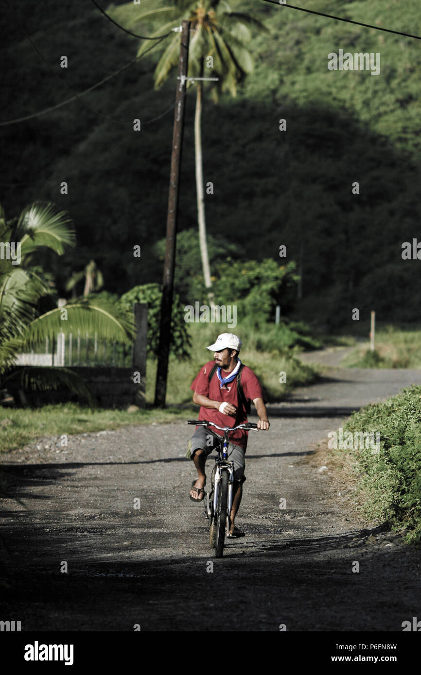 Uomo in bicicletta a Savai'i, Samoa occidentali Foto Stock